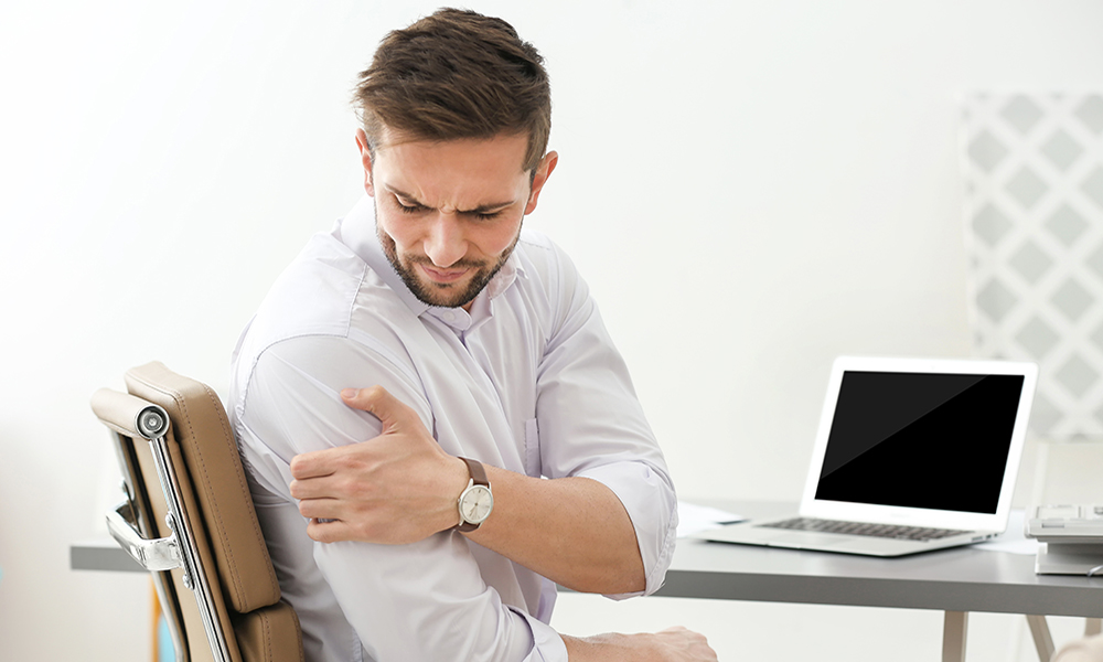 quick-stretch-to-remove-shoulder-pain-at-desk