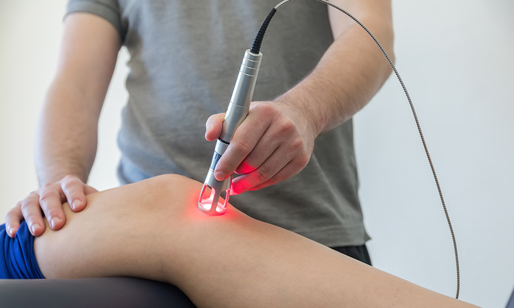laser-light-therapy-on-knee-orthopedic-treatment